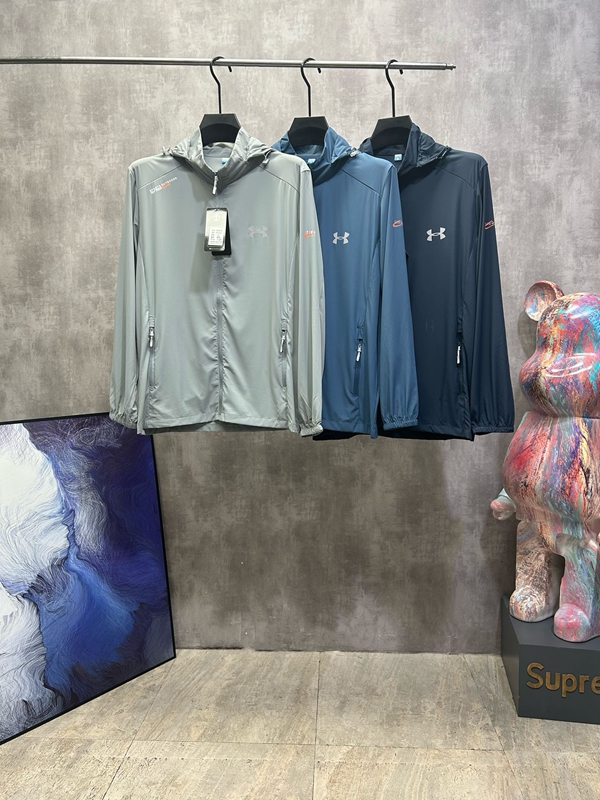 Under Armour Sportstyle hooded ultra-light breathable sportswear. Skin jacket Removable hood with logo reflective design 