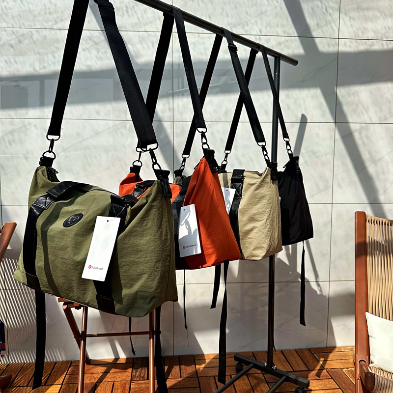 Lululemon Lulu Waterproof Fitness Bag Review